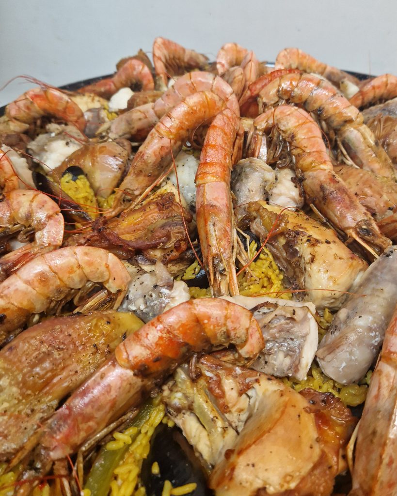 Paella aux fruits de mer et aux poissons par la maison Banquet à Revel